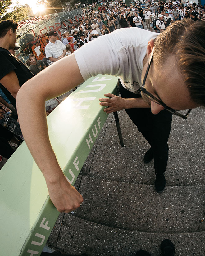 Photo of Philipp Schäfer waxing the self-build rail topper during the HUF “Rail around the corner” event at SKTWK 2023.